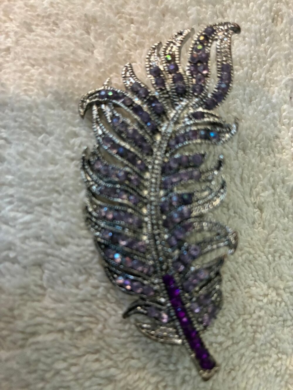 GORGEOUS VINTAGE FEATHER BROOCH/PIN